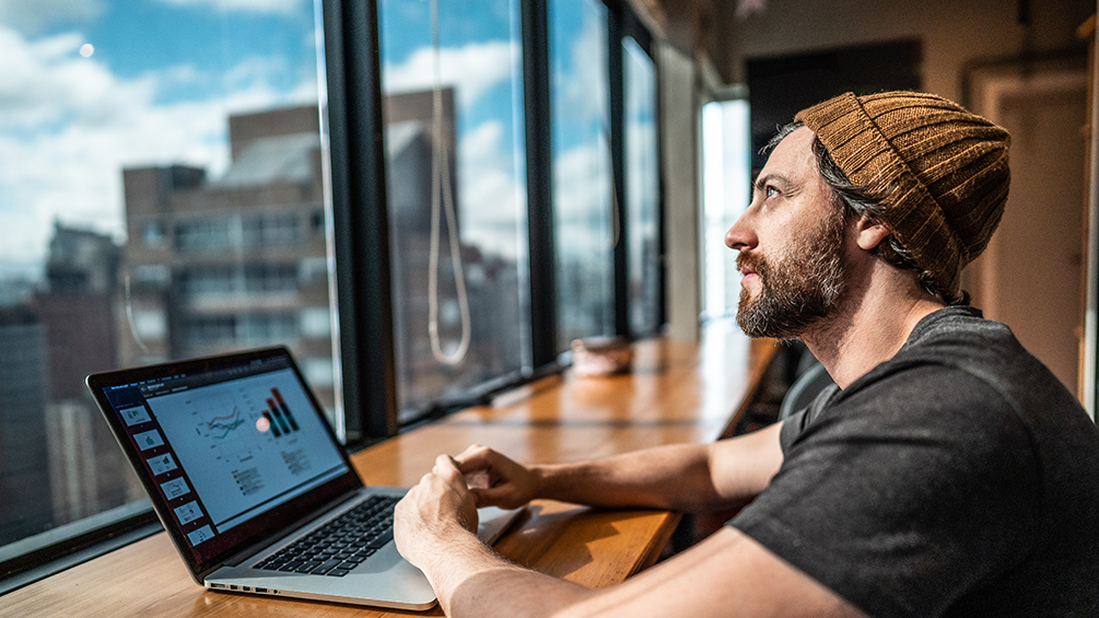 Laptop con ideas para ingresos adicionales?>